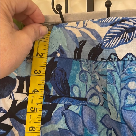 Chico's Brigitte Cool Blue Floral Capri Pants So Slimming Size 8 - Picture 6 of 10